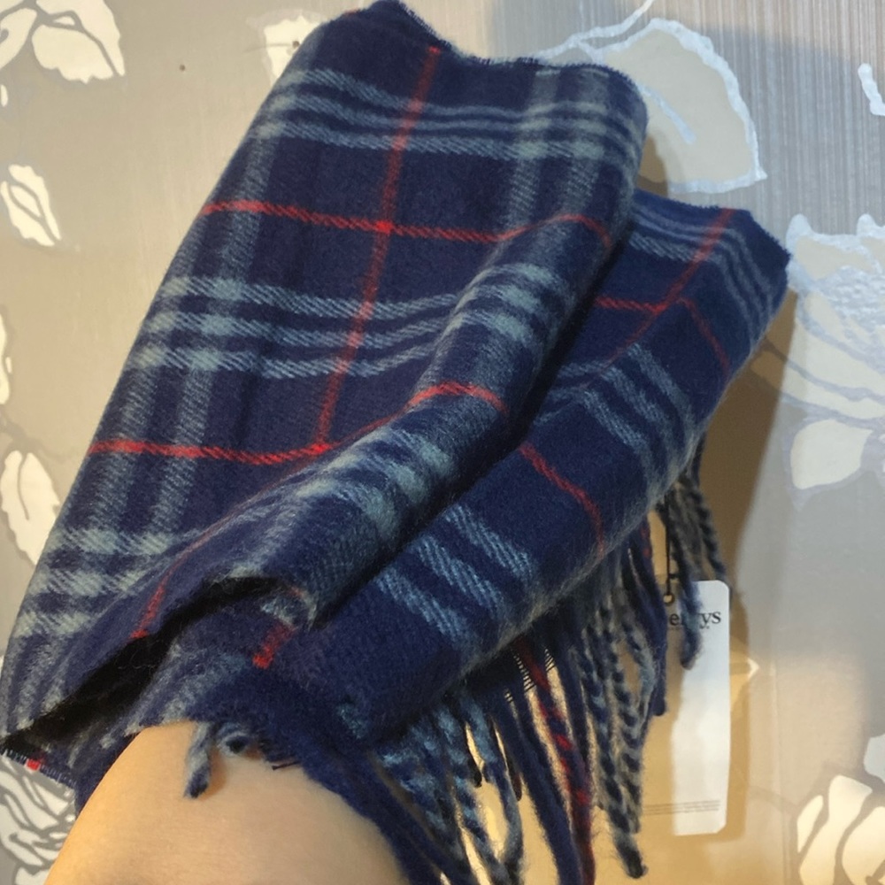 Unused Burberry’s scarf- with tag on ✅❤️was kept unused vintage scarf firm ✅